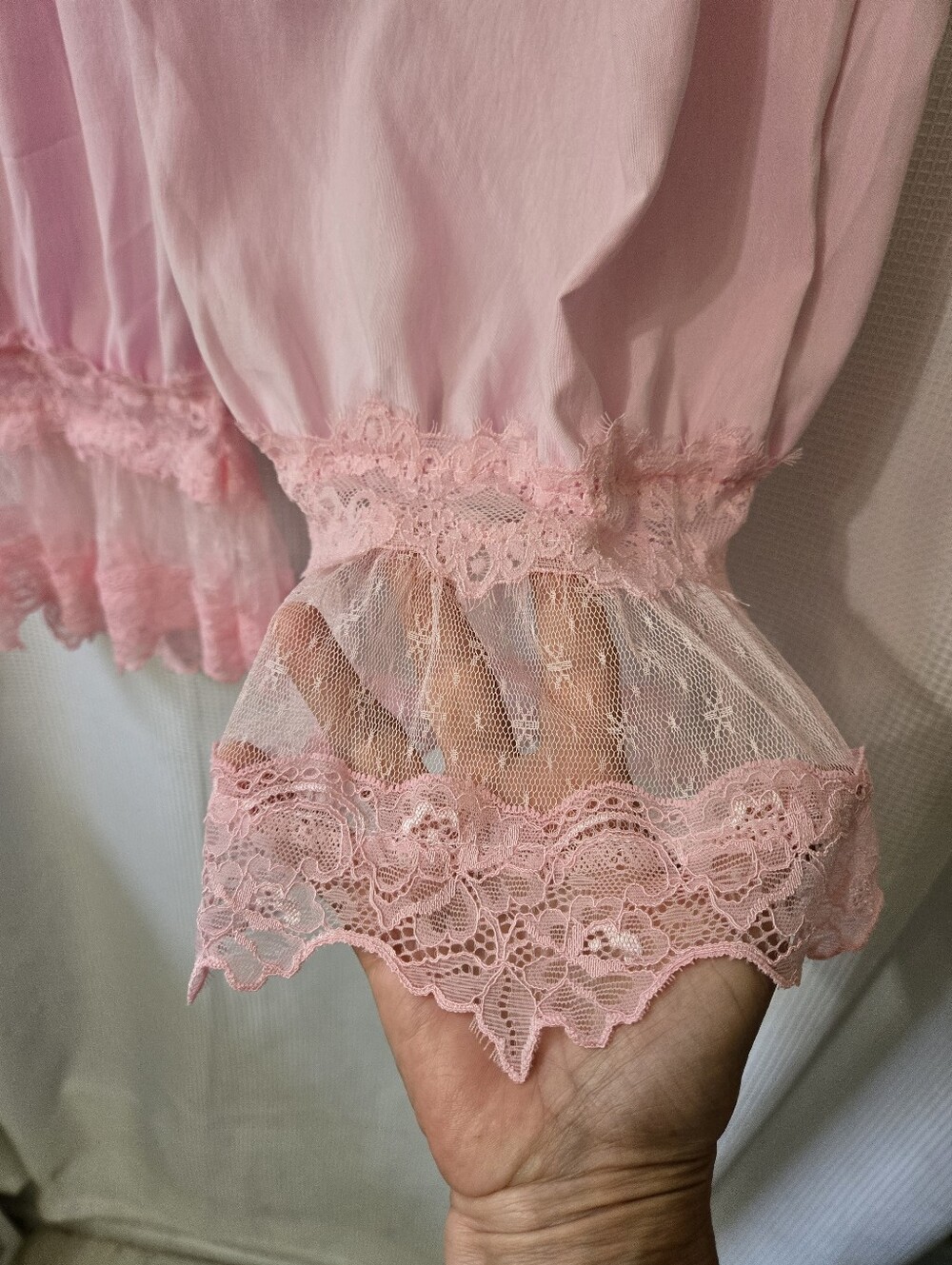 Women's Pink Lace-Trim Capri Pants - Picture 2 of 5